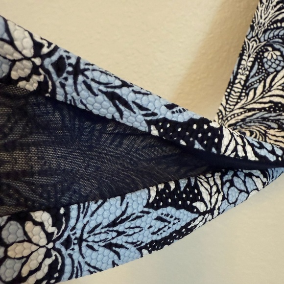 Tommy Bahama Everyday Active UPF 50 Long Sleeve Tropical Print Shirt - Picture 7 of 8